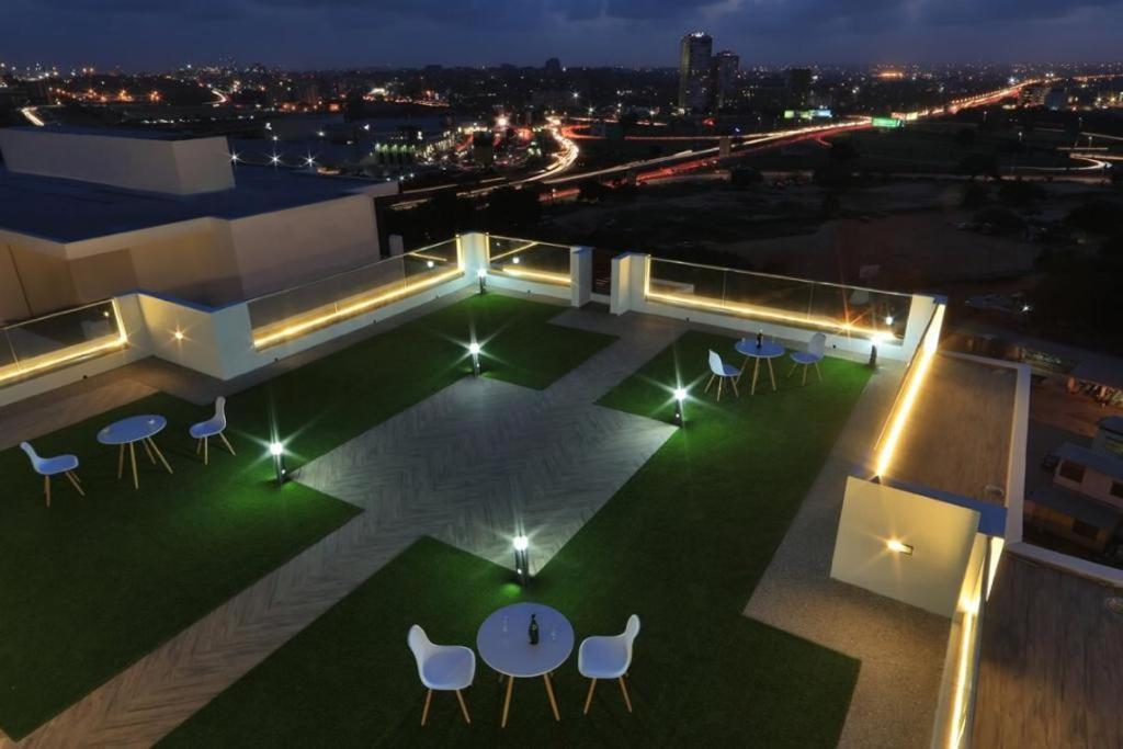 The Gallery Luxury Suites Cpg Източен Легон Екстериор снимка
